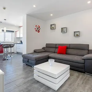 Red Velvet 1 Bdr Flat With Balcony By Lovelystay Portimão